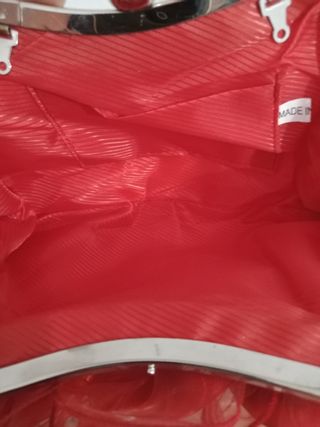 Bolso de mano rojo con flores