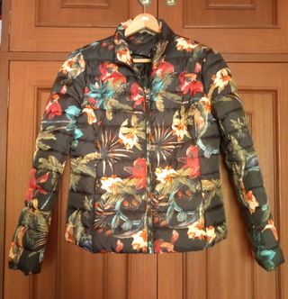 Cazadora negra estampado floral