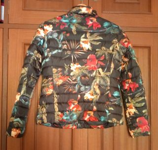 Cazadora negra estampado floral