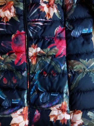 Cazadora negra estampado floral