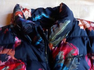 Cazadora negra estampado floral