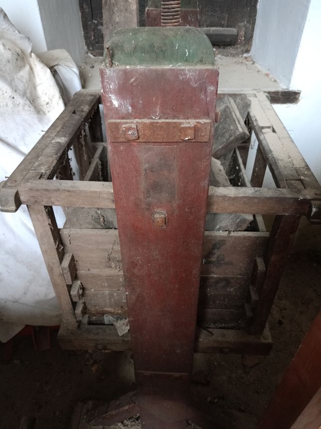 Llagar/ lagar antiguo de madera