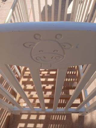 Cuna de bebé blanca con diseño