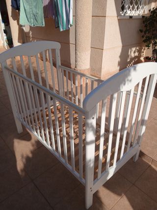 Cuna de bebé blanca con diseño