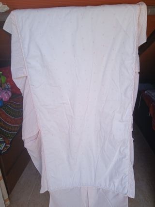 Cuna de bebé blanca con diseño
