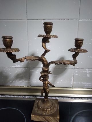 Candelabro antiguo de bronce con figura