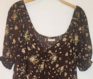 Vestido Stradivarius mini flores marrones