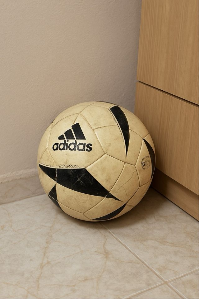 Balón de fútbol blanco y negro