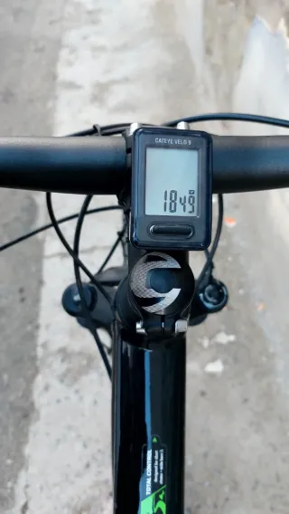 Bicicleta de montaña negra cannondale