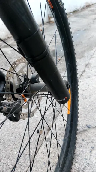 Bicicleta de montaña negra cannondale