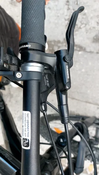 Bicicleta de montaña negra cannondale