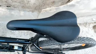 Bicicleta de montaña negra cannondale