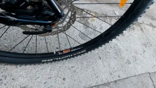 Bicicleta de montaña negra cannondale