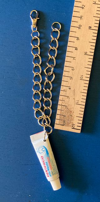 Braccialetto con mini dentifricio