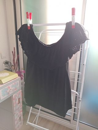 Blusa negra hombros descubiertos
