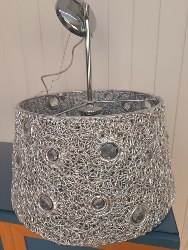 Lámpara colgante plateada con detalles de cristal