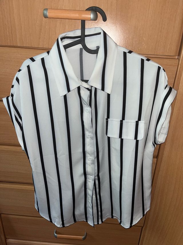 Blusa blanca con rayas negras