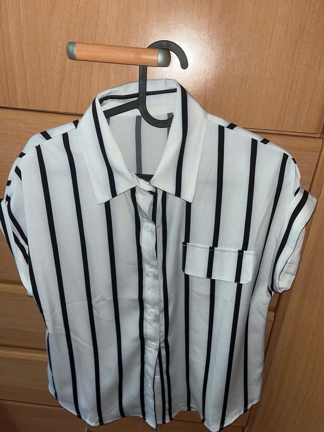 Blusa blanca con rayas negras