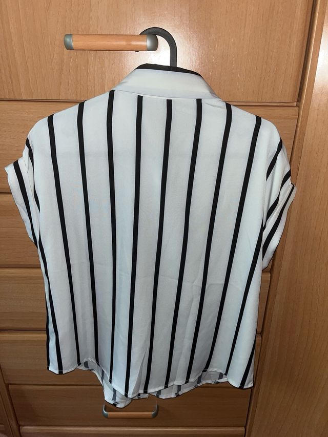 Blusa blanca con rayas negras