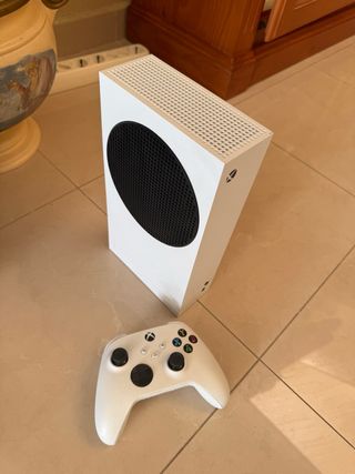 Xbox Series S Blanca + 1 Mando