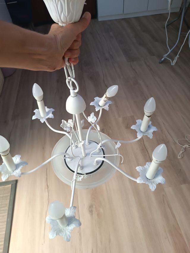 Lámpara colgante blanca de metal y cristal