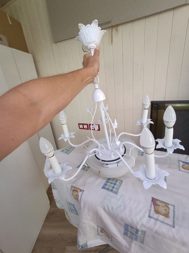 Lámpara colgante blanca de metal y cristal