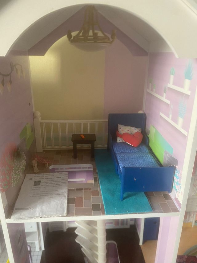 Casa de muñecas de madera