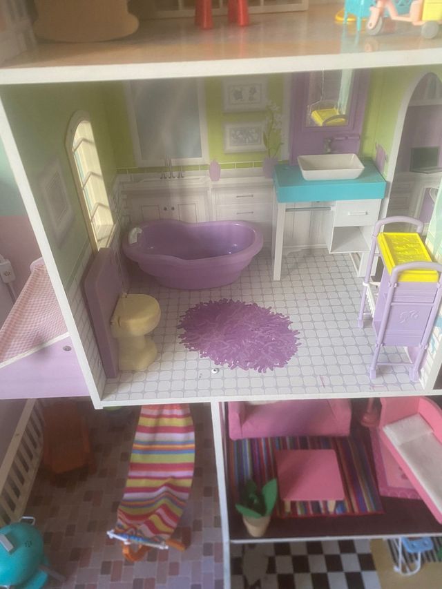 Casa de muñecas de madera