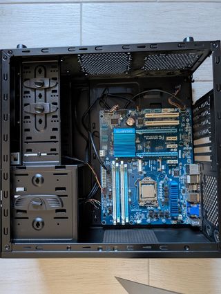 Torre ATX Cooler Master con Intel I5