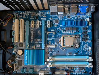 Torre ATX Cooler Master con Intel I5