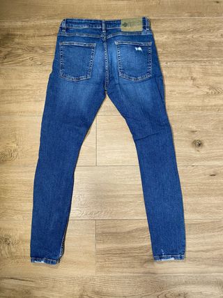 Pantalones vaqueros Bershka desgastados 