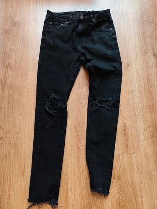 Pantalones pitillo negros desgastados chico