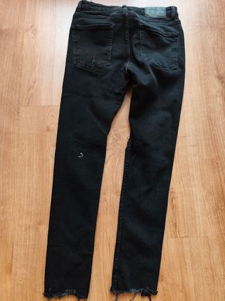 Pantalones pitillo negros desgastados chico