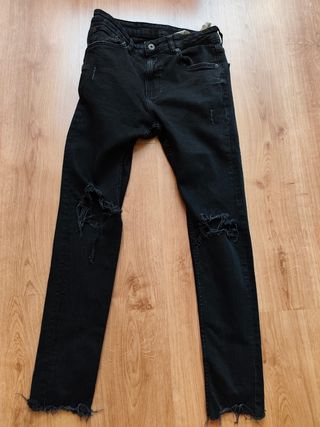 Pantalones pitillo negros desgastados chico