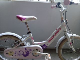 Bicicleta infantil blanca con flores
