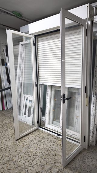 Puerta abatible de aluminio de 128 x 228,5 cm