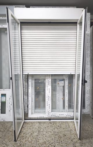 Puerta abatible de aluminio de 128 x 228,5 cm