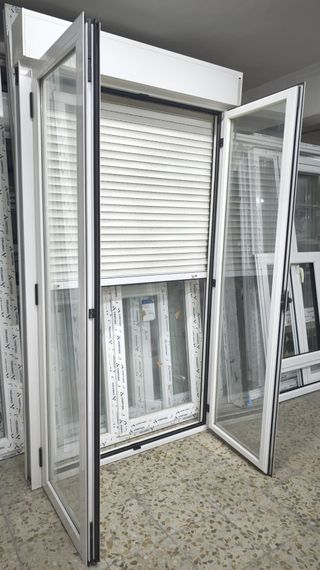 Puerta abatible de aluminio de 128 x 228,5 cm