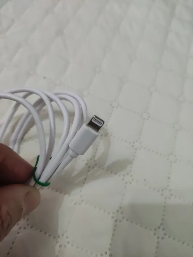 Cargador iPhone Apple con cable original.