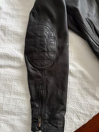 Cazadora motera de piel Mango negra