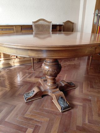 Mesa de comedor de madera labrada y 6 sillas ratan