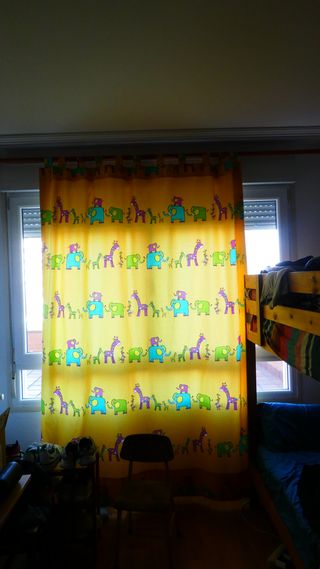 Dos cortinas infantiles con animales