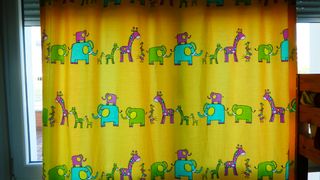 Dos cortinas infantiles con animales