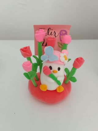 Figura de pingüino con flores