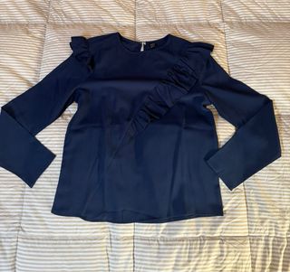 Blusa azul marino con volantes