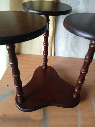 Mueble de madera para macetas