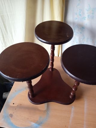 Mueble de madera para macetas