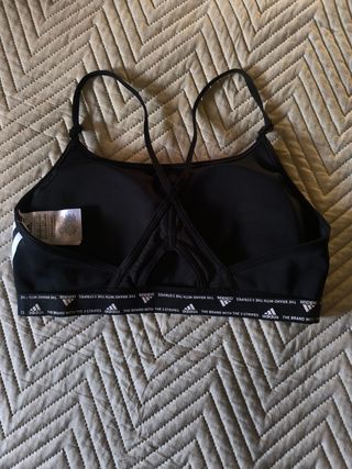 Conjunto deportivo Adidas.