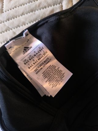 Conjunto deportivo Adidas.