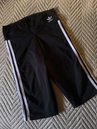 Conjunto deportivo Adidas.